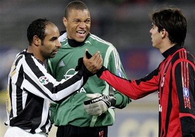 奥迪召开发布会展示2026赛季概念车，拜仁众将与车进行合影