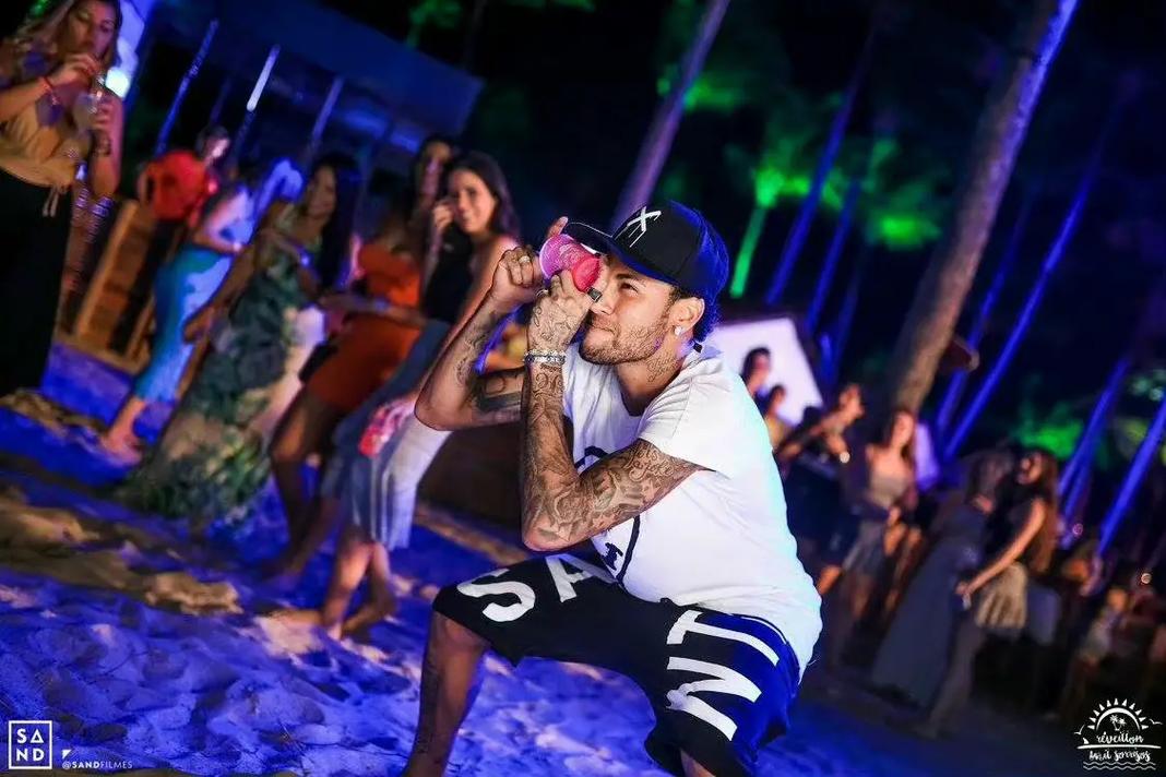 詹姆斯篮下连续得分