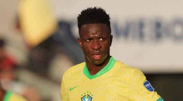 詹姆斯篮板抢断关键时刻锁定胜局