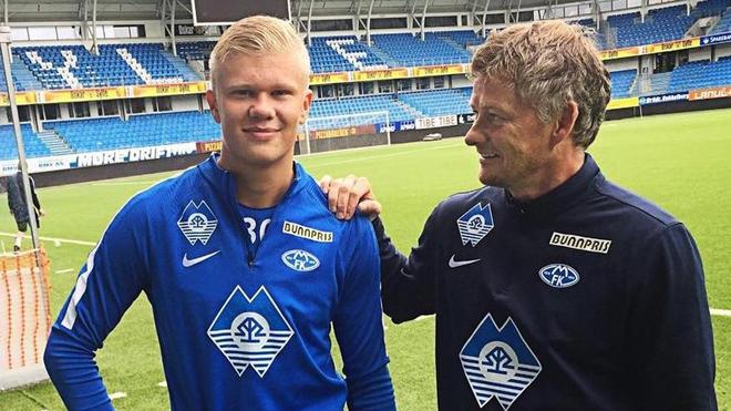 他刚在踢上港的比赛爆发，就被老东家解约离队，球迷建议来中超